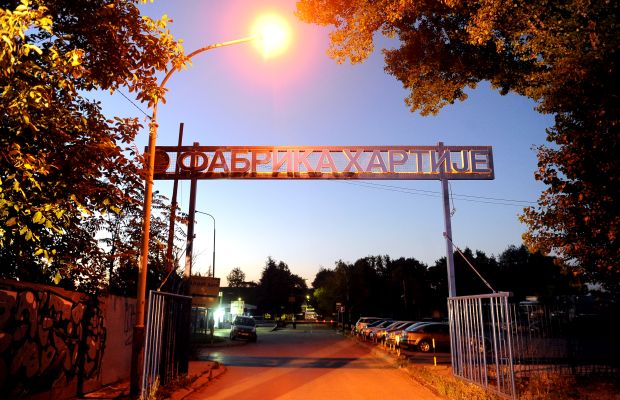 Удавио се у базену папира